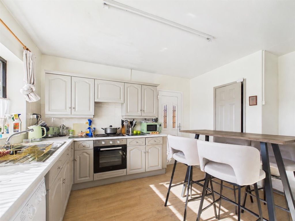 Property photo 3 of 8 Kitchen