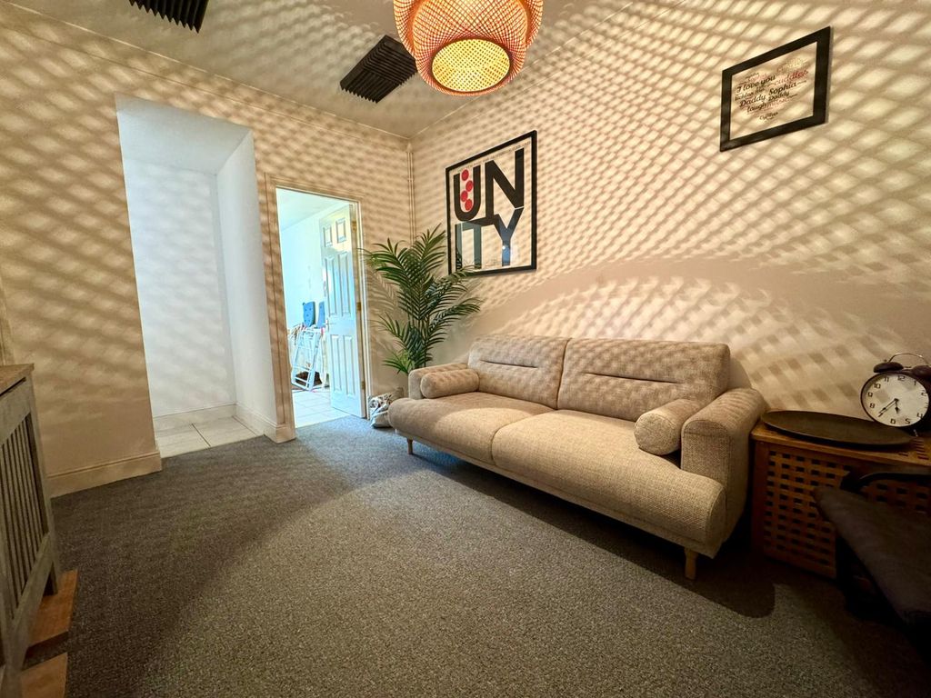 Property photo 3 of 17 Lounge