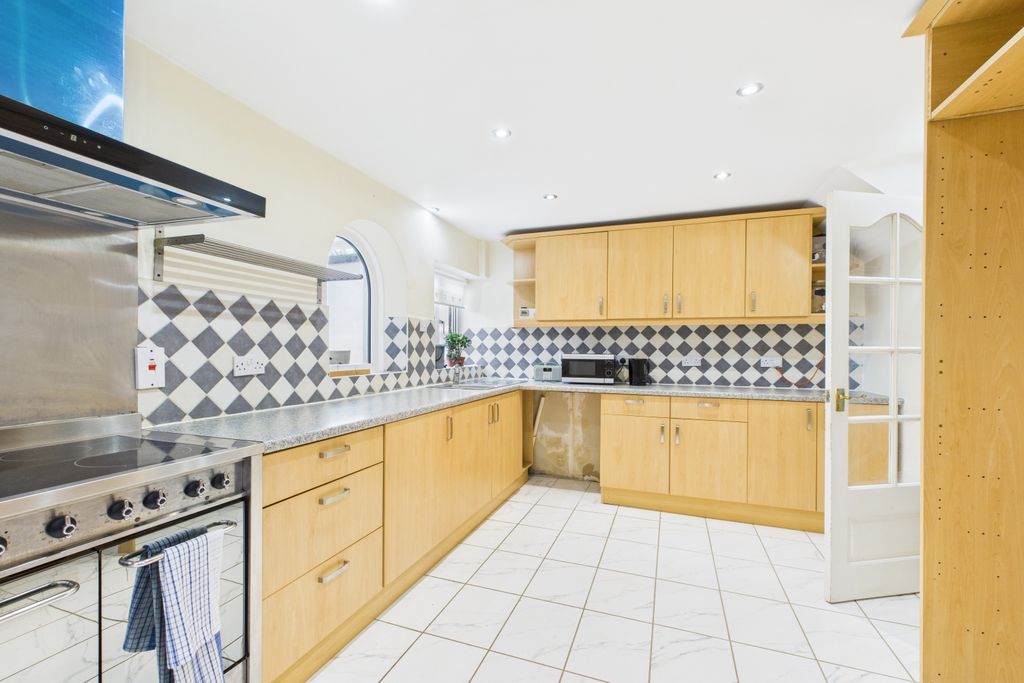 Property photo 2 of 23 Breakfast Kitchen