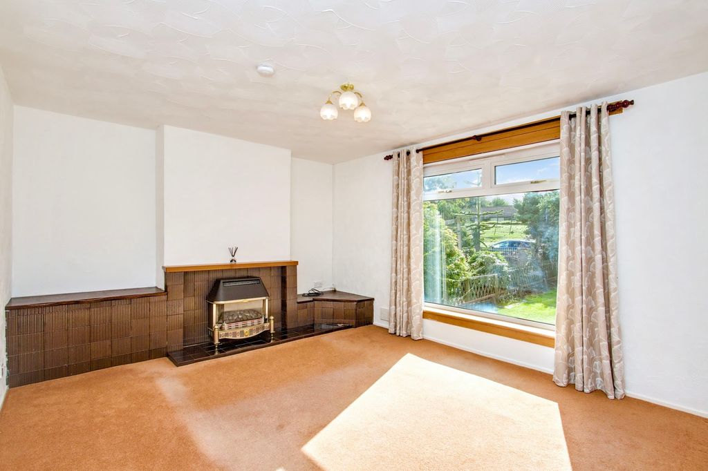 Property photo 2 of 12 03 Living