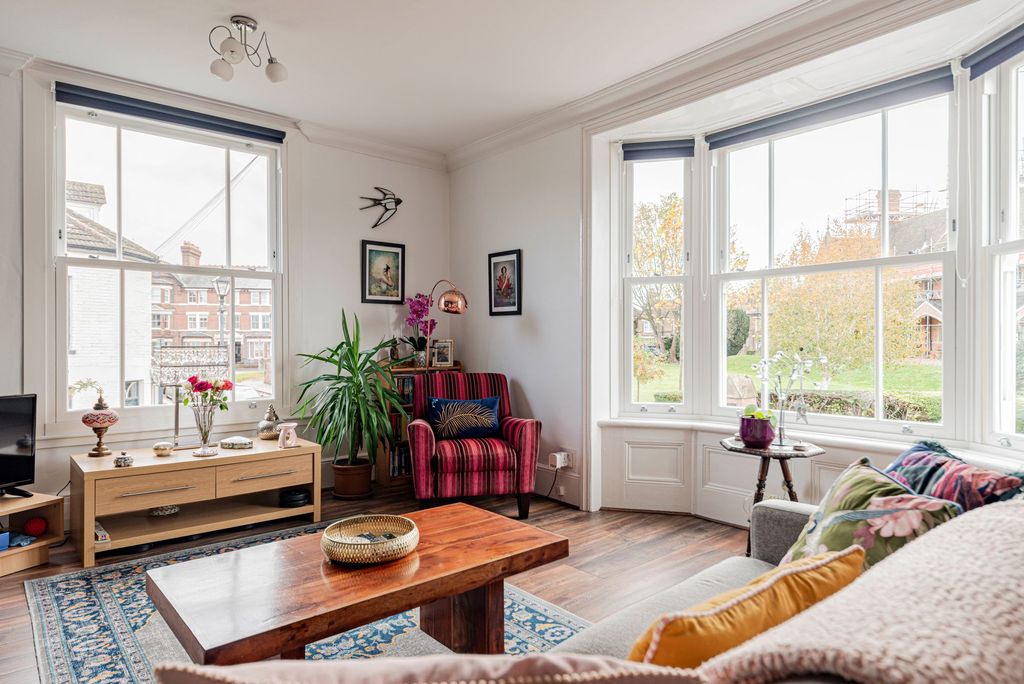 Property photo 2 of 22 Living Room (1)