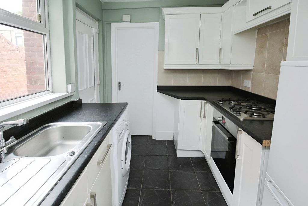 Property photo 3 of 7 Kitchen