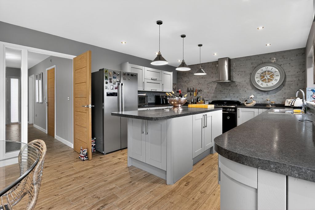 Property photo 2 of 20 Kitchen/Dining Room