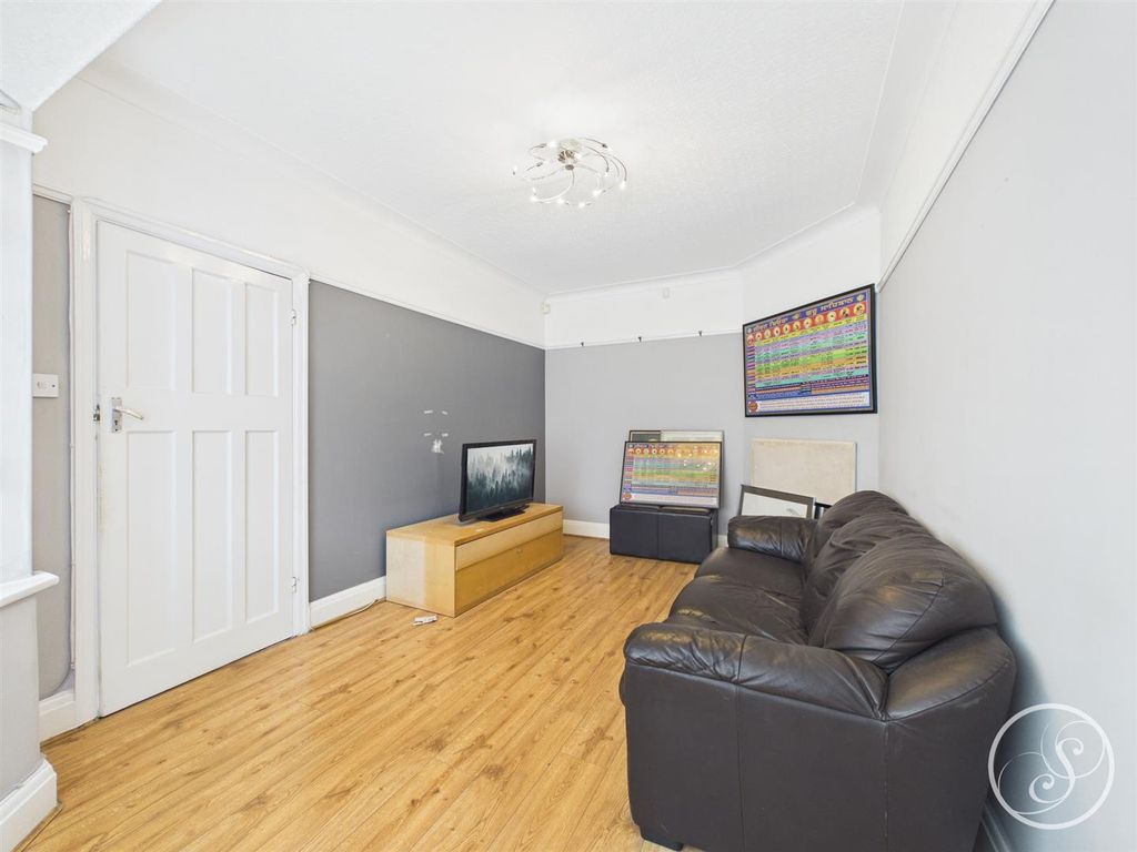 Property photo 3 of 29 Lounge