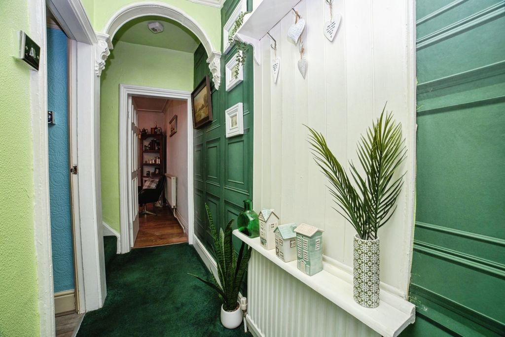 Property photo 2 of 17 Entrance Hall