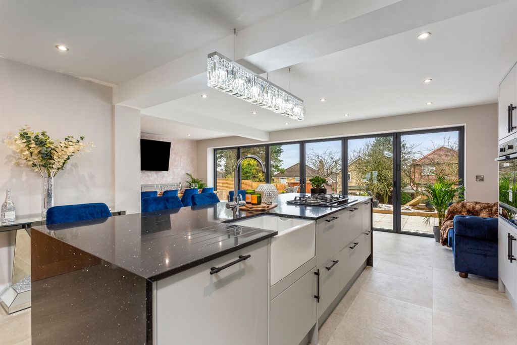 Property photo 2 of 33 4720655