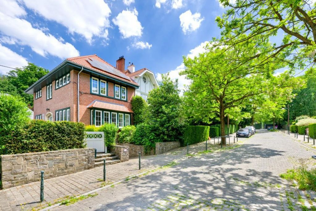 Property photo 2 of 18