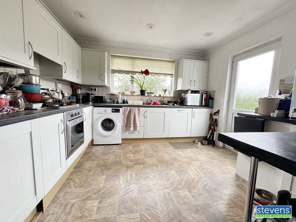 Property photo 2 of 18 Image00009
