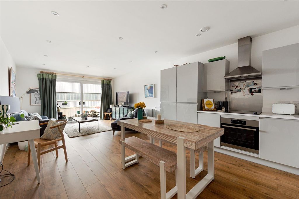 Property photo 2 of 18 Champness Close, E17