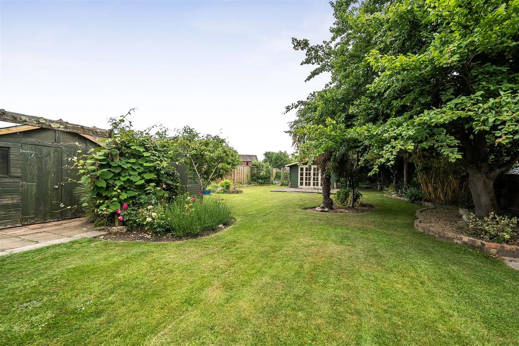 Property photo 2 of 12 Garden