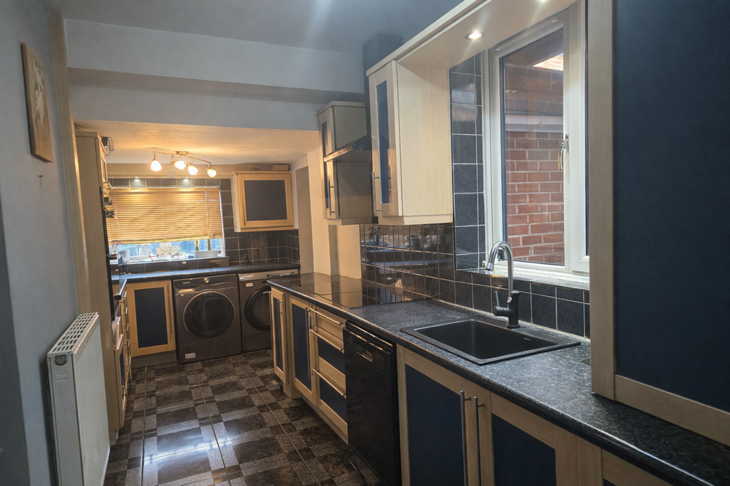 Property photo 3 of 10 Kitchen