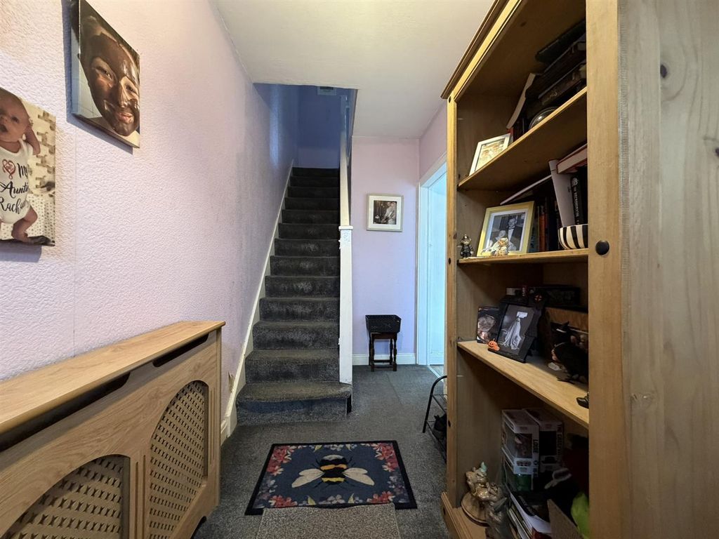 Property photo 2 of 16 Entrance Hall