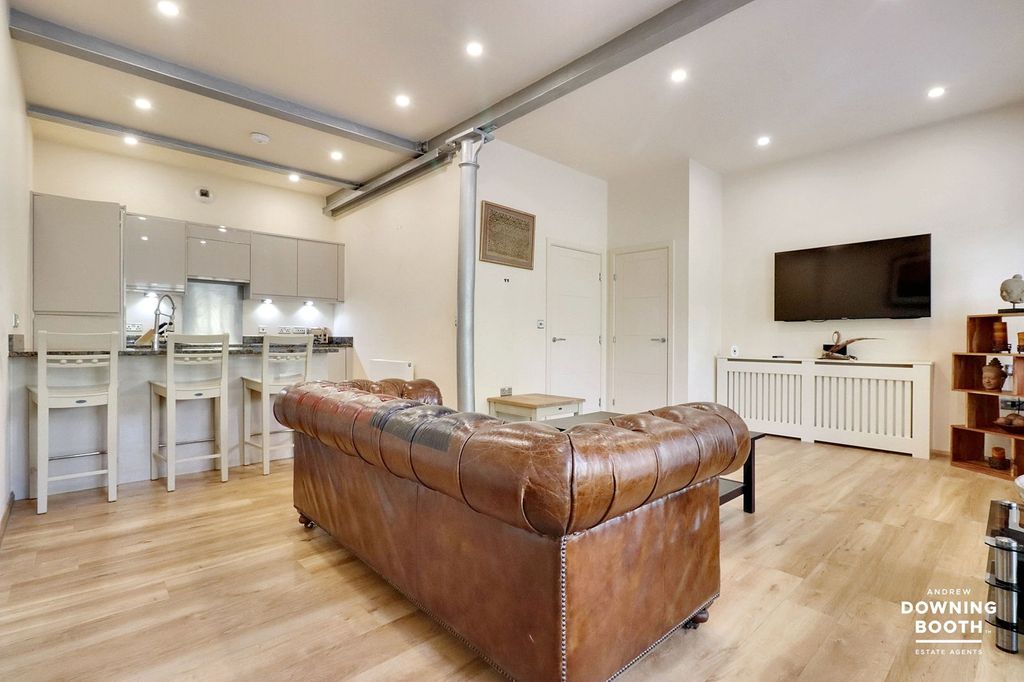 Property photo 2 of 33