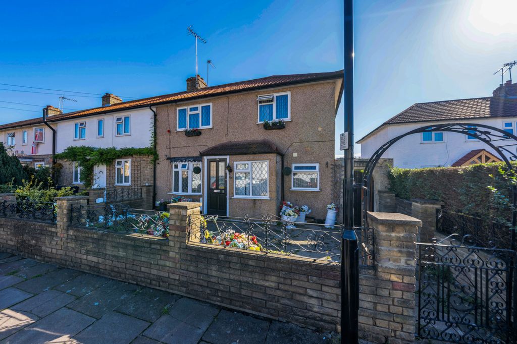 Property photo 1 of 15 Three Bed Terraced House For Sale In Greenford