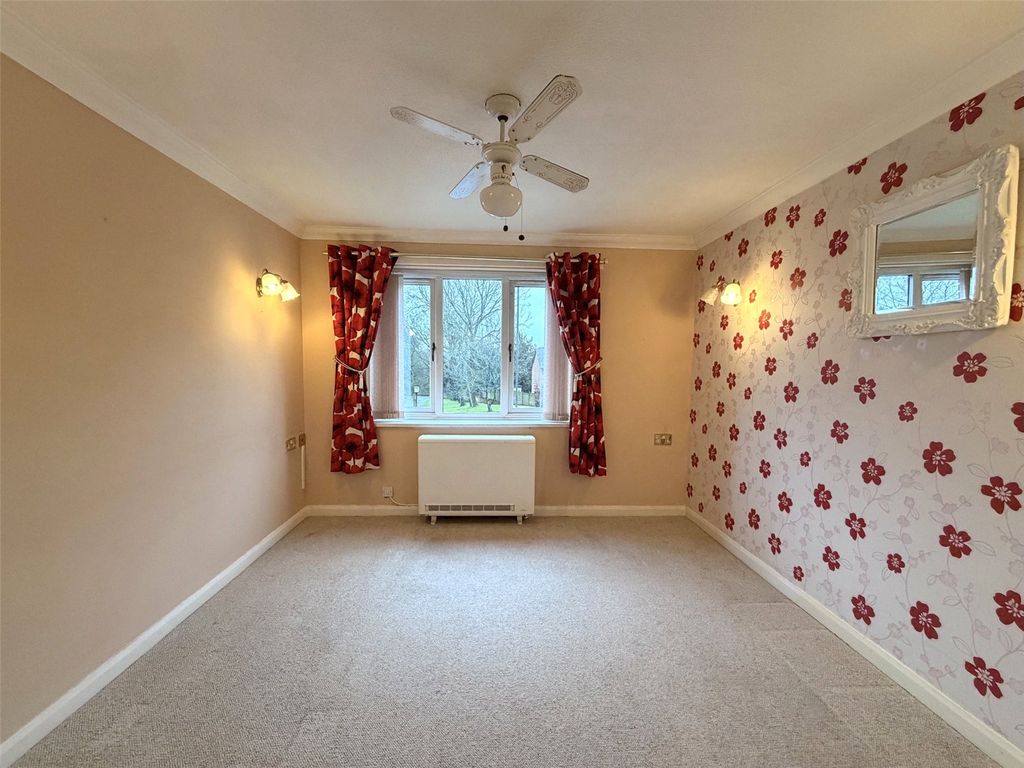 Property photo 3 of 26 Lounge