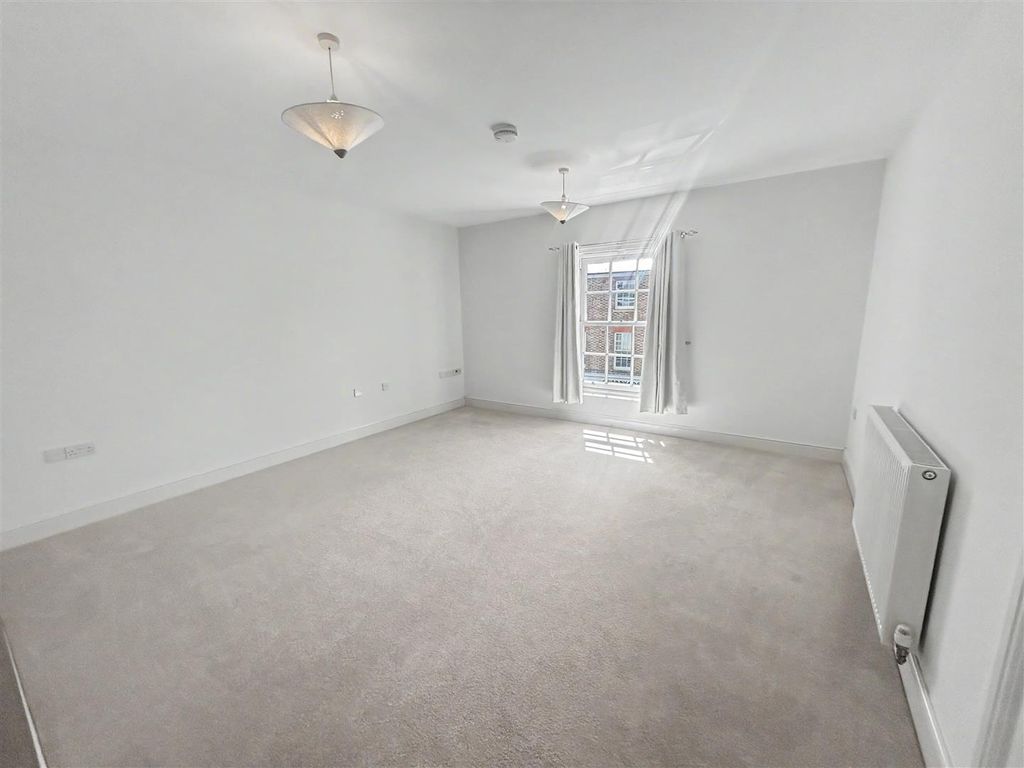 Property photo 3 of 9 Lounge
