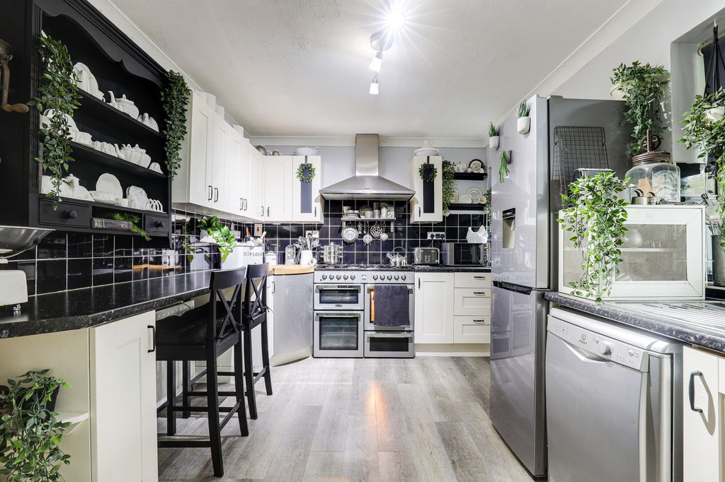 Property photo 3 of 21