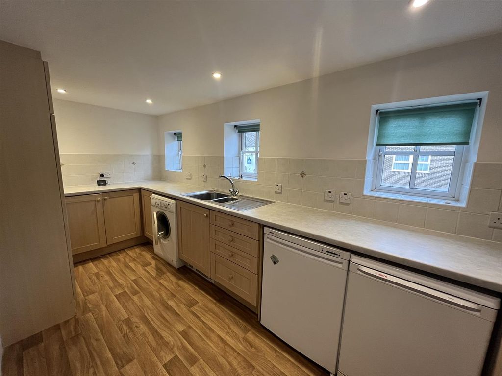 Property photo 3 of 9 Kitchen