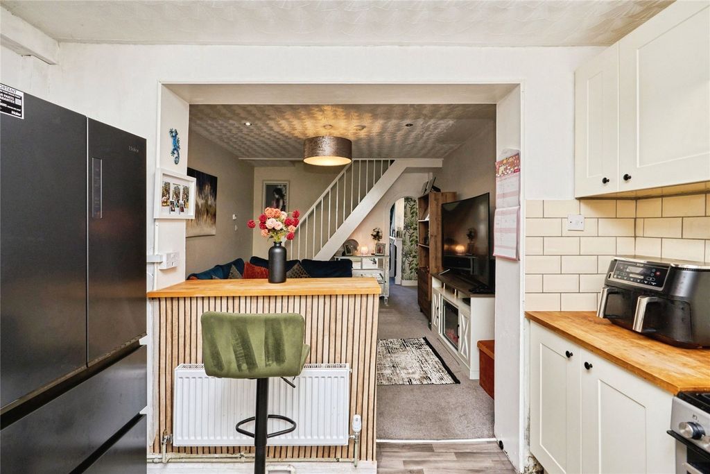 Property photo 3 of 19 Kitchen