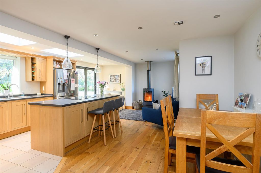 Property photo 2 of 18 Dining Kitchen