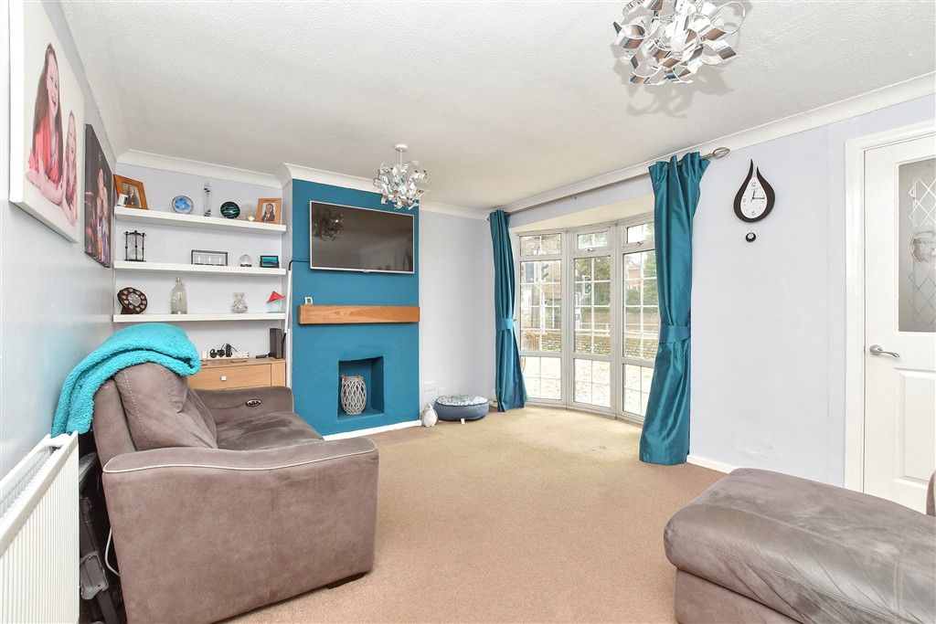 Property photo 3 of 11 Lounge