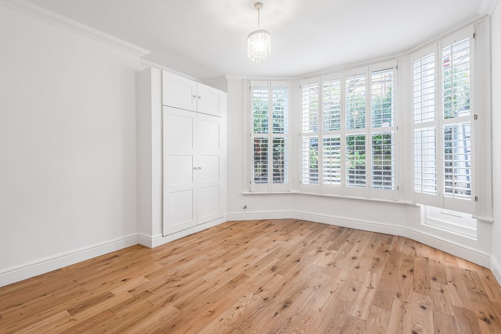 Property photo 3 of 8 924440 (2)
