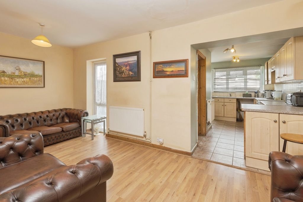 Property photo 3 of 17 Lounge