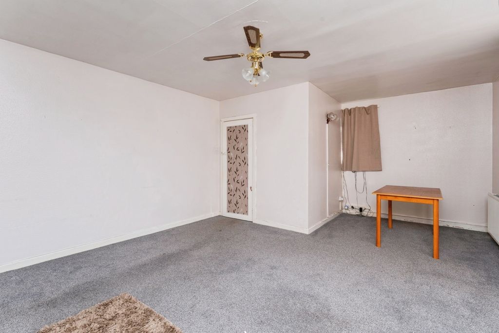 Property photo 3 of 23 Lounge