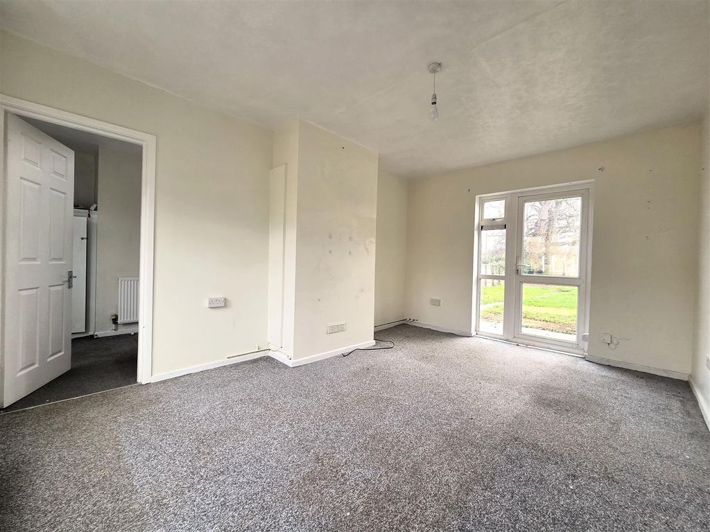 Property photo 3 of 11 41 Heathfield - Lounge.Jpg