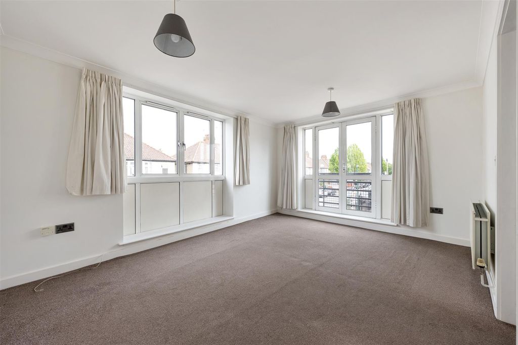 Property photo 2 of 18 Wellington Road, E10