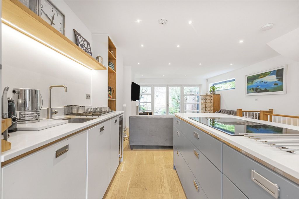 Property photo 3 of 12 Kitchen