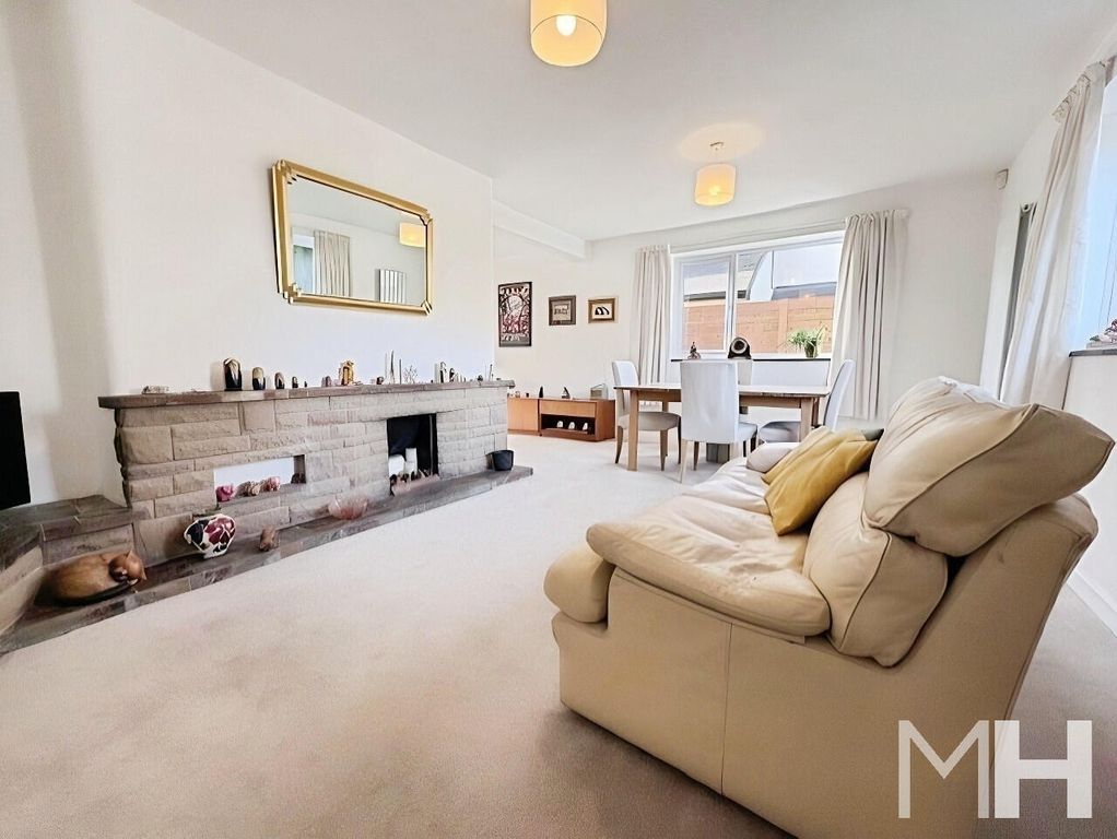 Property photo 3 of 17 Living Room