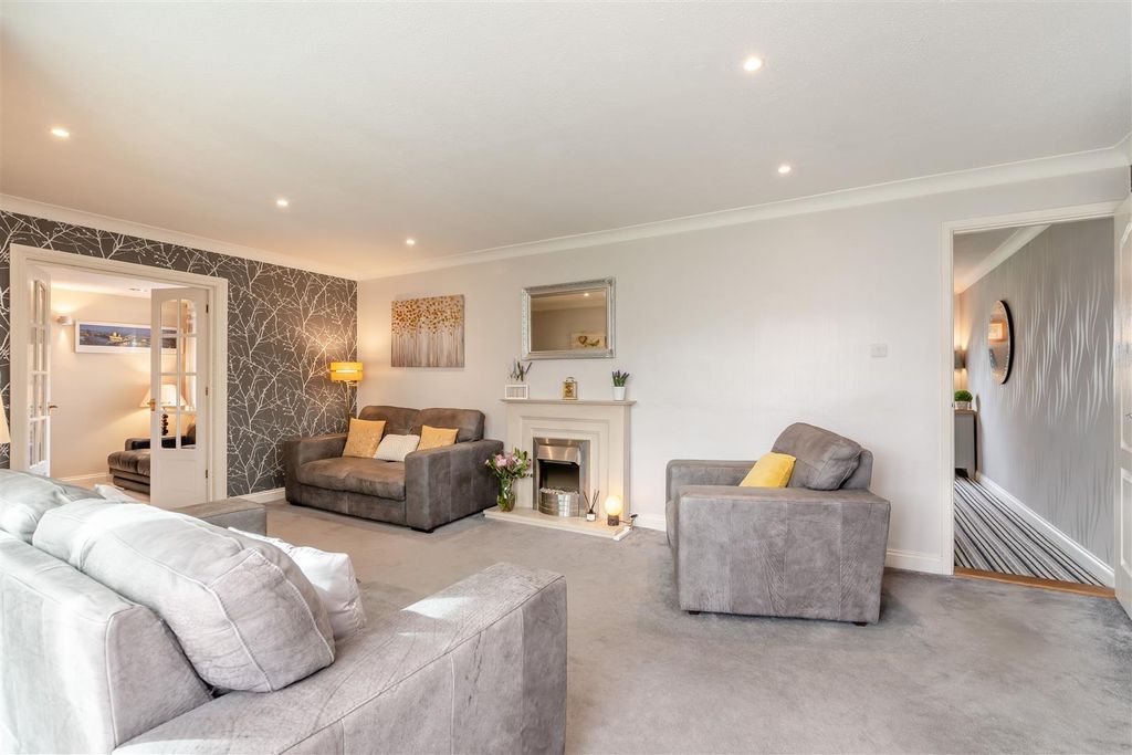 Property photo 2 of 16 Lounge