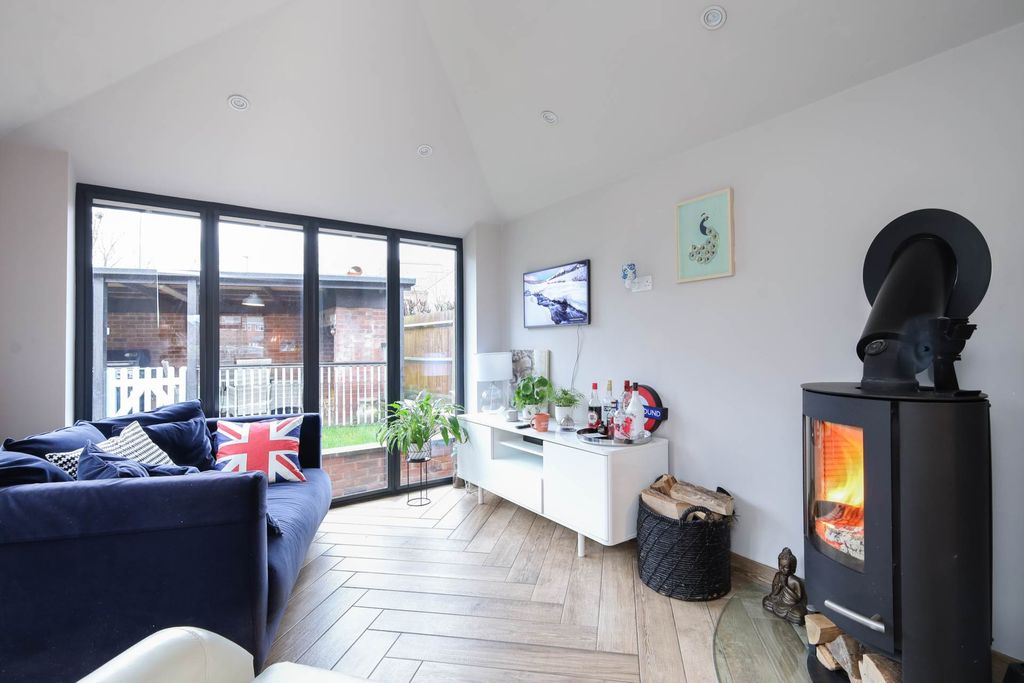 Property photo 3 of 27