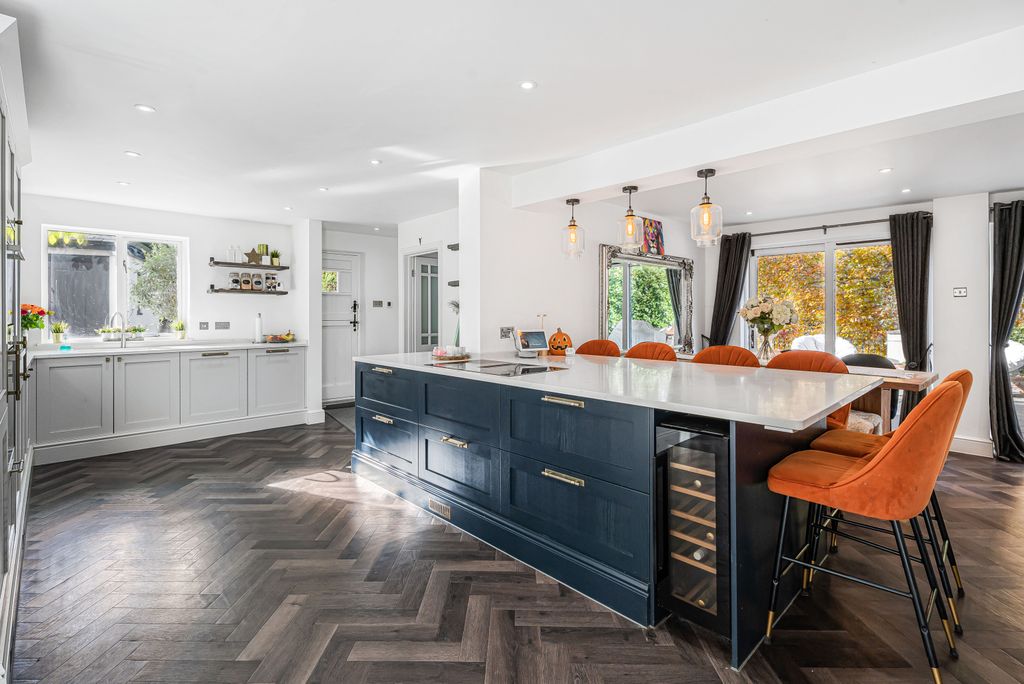 Property photo 2 of 31 Kitchen