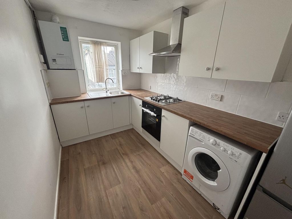Property photo 3 of 7 Kitchen