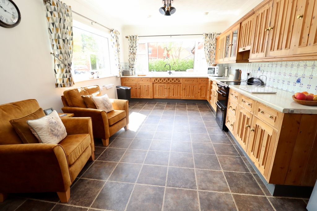 Property photo 3 of 32 Kitchen/Breakfast Room 2
