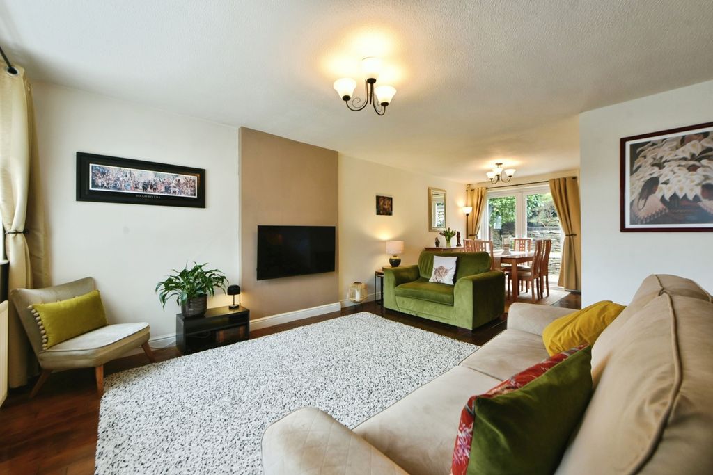 Property photo 3 of 15 Lounge Area