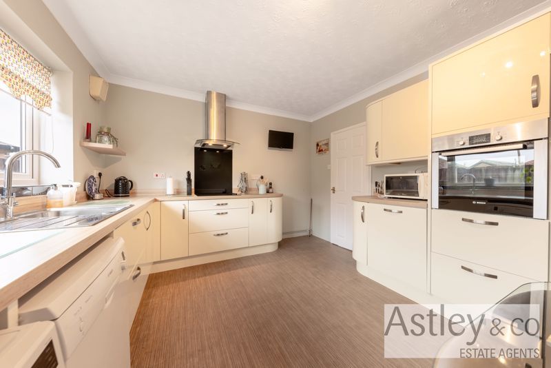 Property photo 2 of 17 Kithen