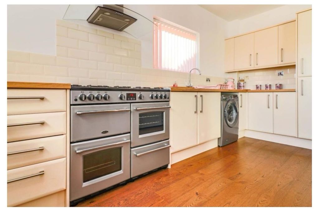 Property photo 3 of 20 Kitchen