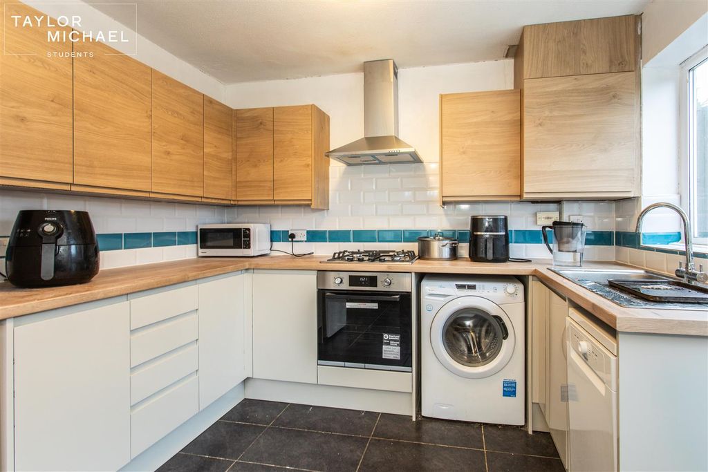 Property photo 3 of 17 Kitchen