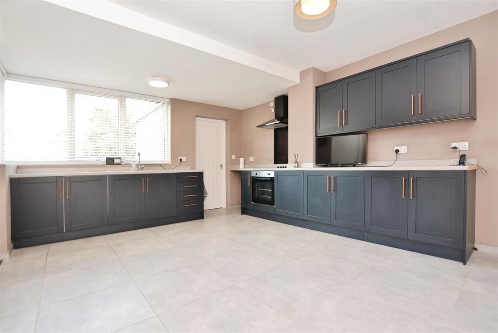 Property photo 2 of 22 Kitchen/Diner