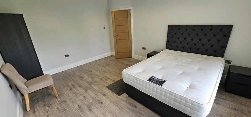 Property photo 2 of 9 Spacious Modern Bedroom With Plush Double Bed...