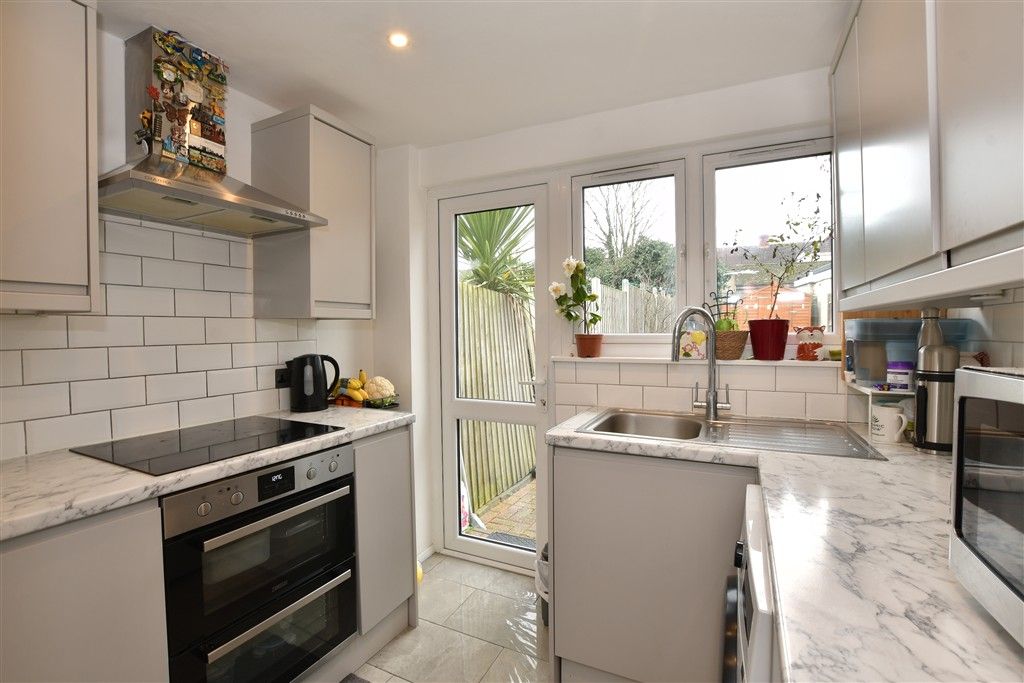 Property photo 3 of 10 Kitchen