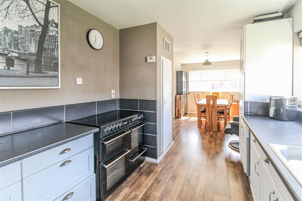 Property photo 2 of 16 Kitchen