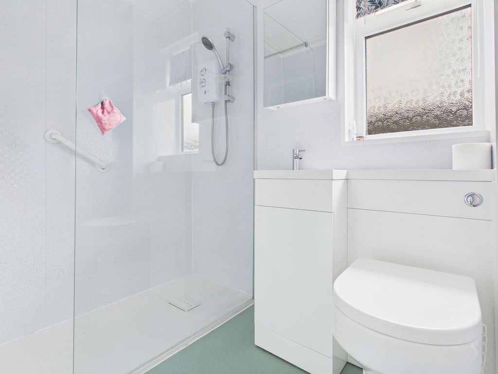 Property photo 3 of 10 Bathroom