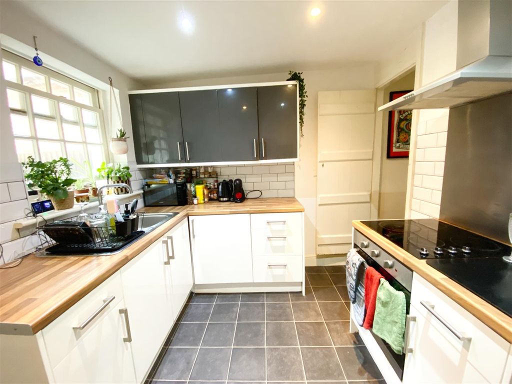 Property photo 3 of 10 Kitchen