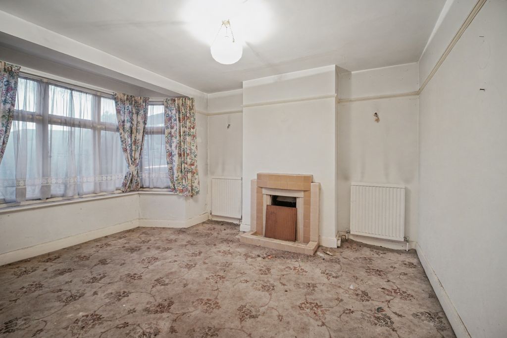 Property photo 3 of 18 3 Forest Road, Sutton, Sm3 9Nt