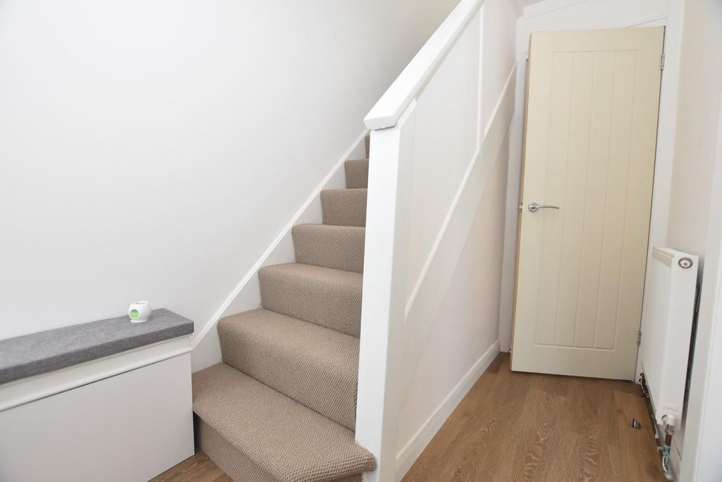 Property photo 2 of 13 Ent Hall