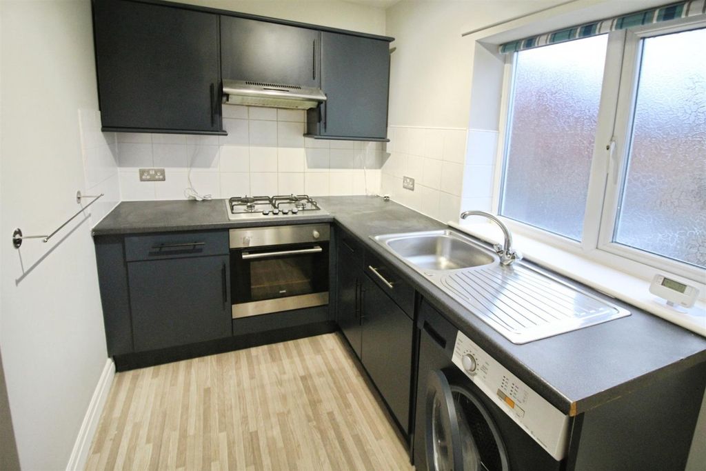 Property photo 3 of 8 Kitchen